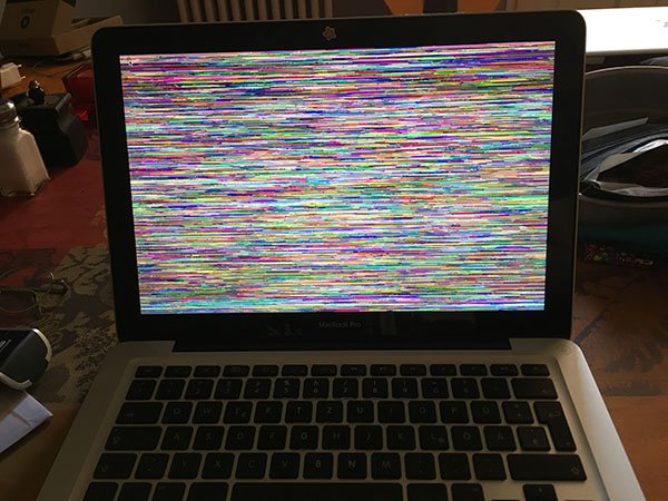 экран MacBook мерцает